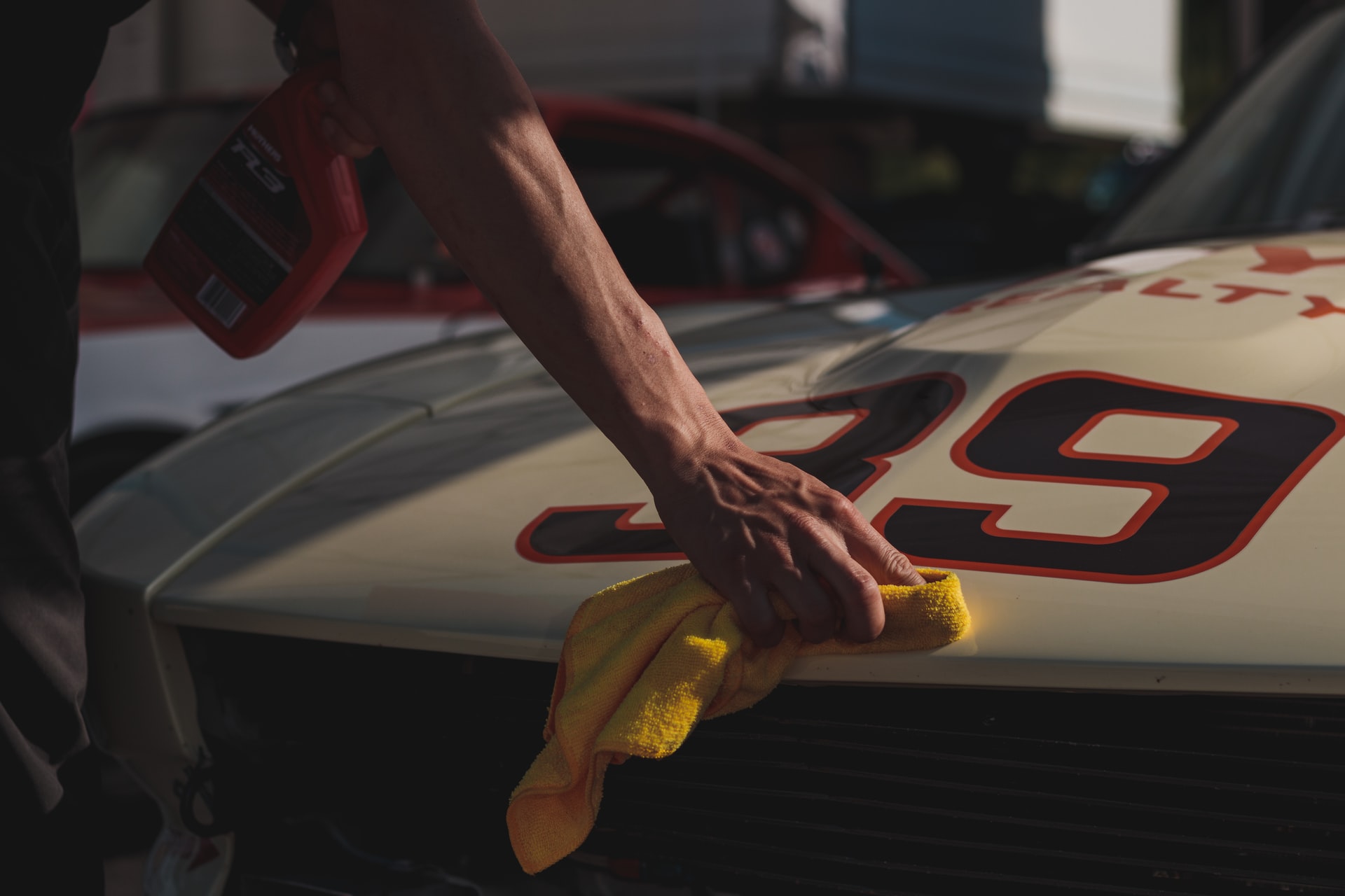 Quelle microfibre choisir pour prendre soin d’une carrosserie ?